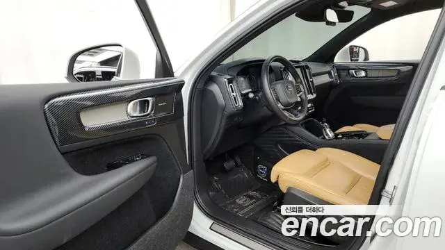 Volvo XC40 2020 — Фото 10/20