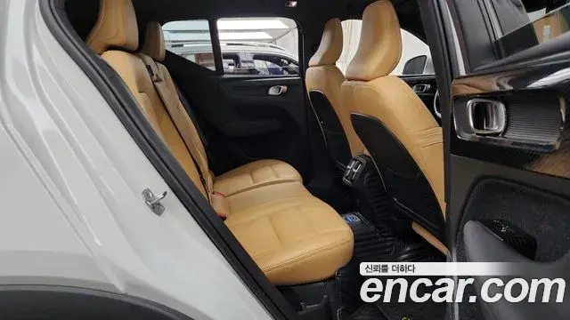 Volvo XC40 2020 — Фото 12/20