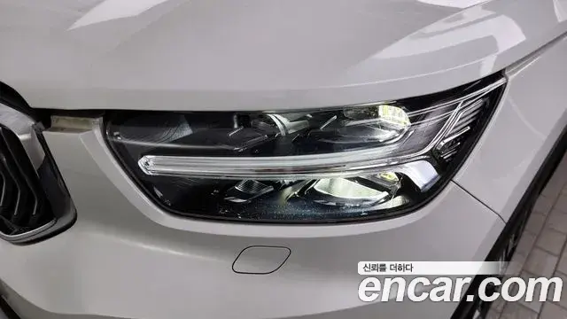 Volvo XC40 2020 — Photo 9/34
