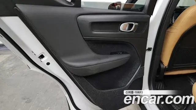 Volvo XC40 2020 — Photo 27/34