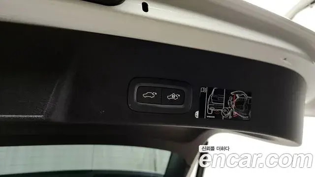 Volvo XC40 2020 — Photo 33/34