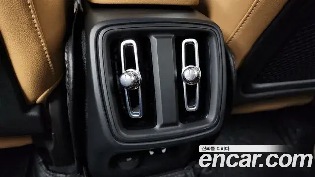 Volvo XC40 2020 — Photo 10/34