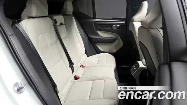 Volvo XC40 2023 — Şəkil 9/31