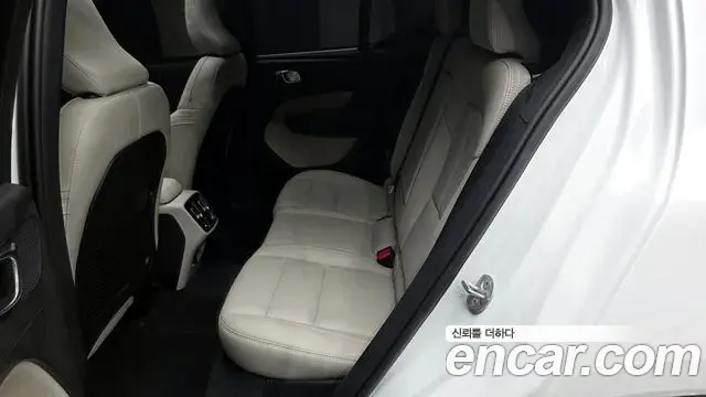 Volvo XC40 2023 — Şəkil 20/31