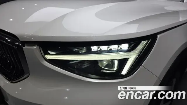 Volvo XC40 2023 — Şəkil 13/31