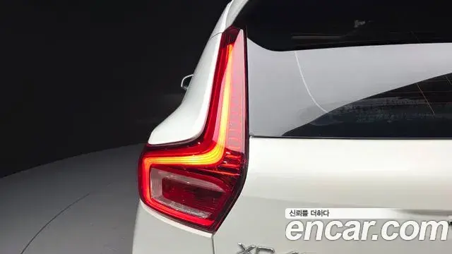 Volvo XC40 2023 — Şəkil 28/31