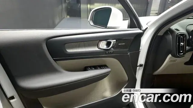 Volvo XC40 2023 — Şəkil 22/31