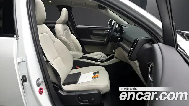 Volvo XC40 2023 — Şəkil 19/31