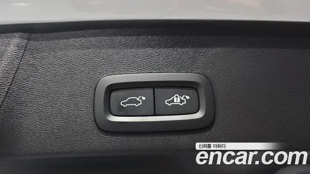 Volvo XC40 2023 — Şəkil 27/31