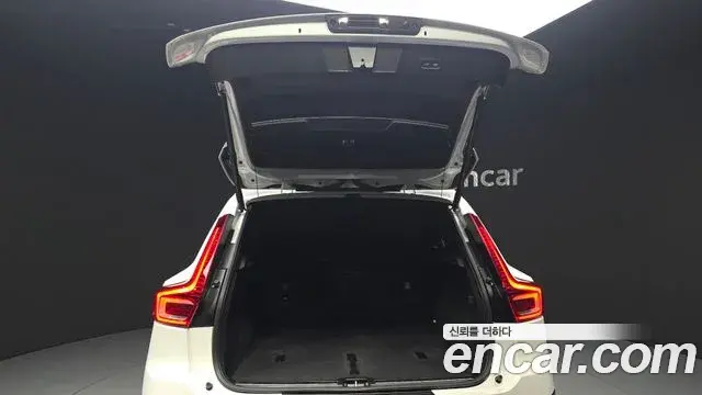 Volvo XC40 2023 — Şəkil 30/31