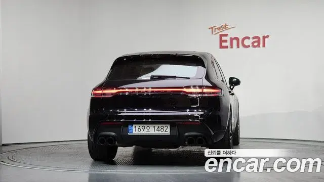 Porsche Macan 2022 — Photo 18/33