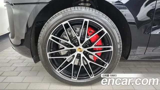 Porsche Macan 2022 — Photo 17/33