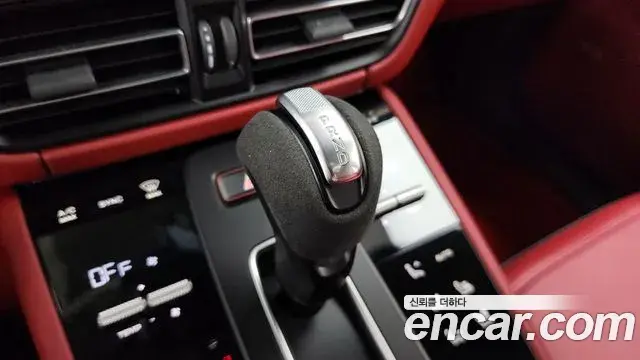 Porsche Macan 2022 — Photo 21/33