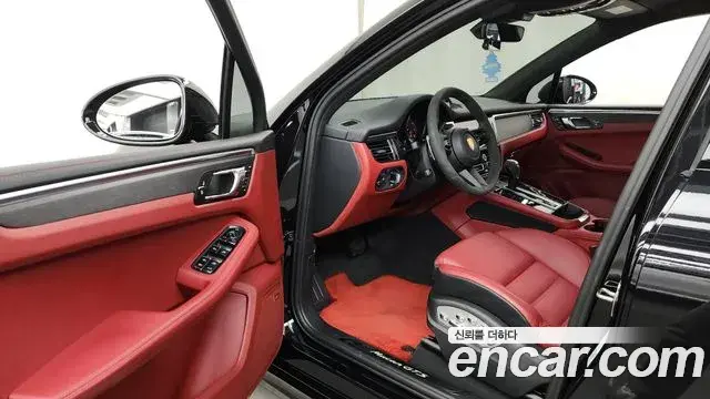 Porsche Macan 2022 — Photo 29/33