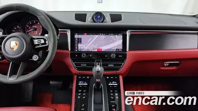 Porsche Macan 2022 — Photo 20/33