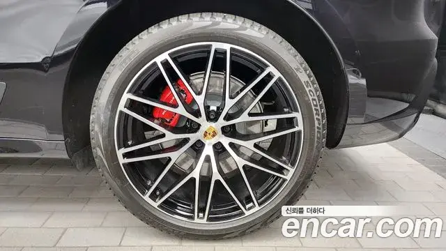 Porsche Macan 2022 — Photo 8/33