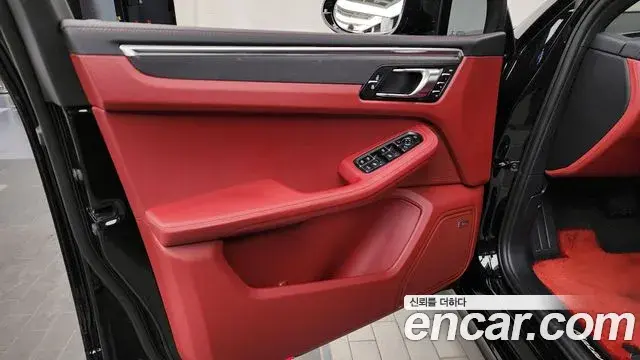 Porsche Macan 2022 — Photo 26/33