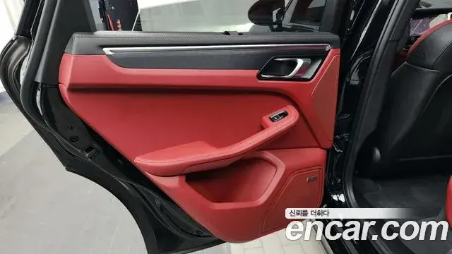 Porsche Macan 2022 — Photo 2/33