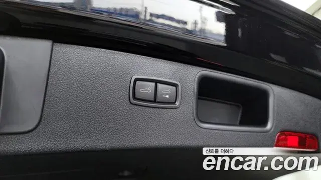 Porsche Macan 2022 — Photo 31/33