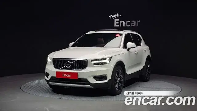 Volvo XC40 2021 — Фото 1/20