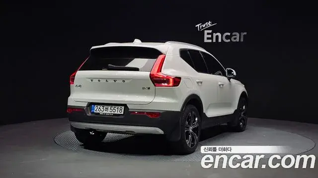 Volvo XC40 2021 — Фото 2/20