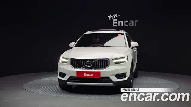 Volvo XC40 2021 — Фото 3/20