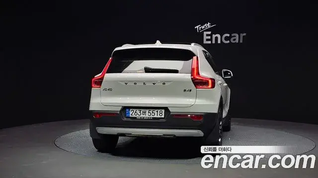 Volvo XC40 2021 — Фото 4/20