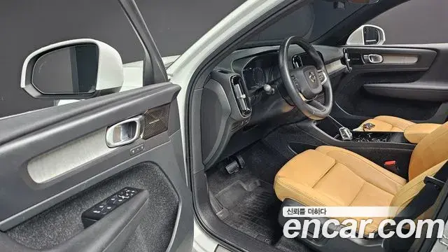 Volvo XC40 2021 — Фото 12/20