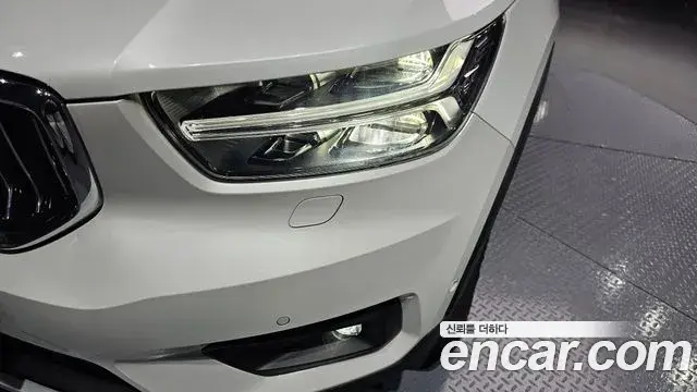 Volvo XC40 2021 — Photo 2/33