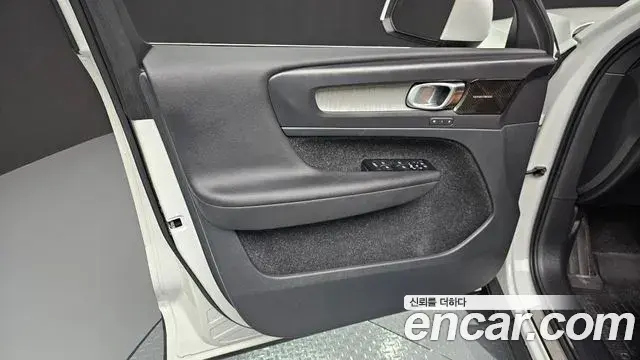 Volvo XC40 2021 — Photo 27/33