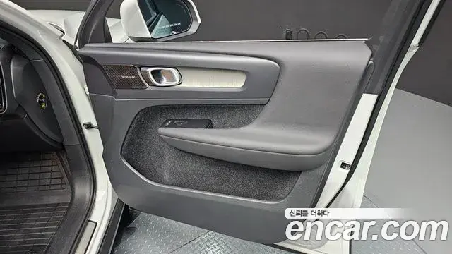Volvo XC40 2021 — Photo 6/33