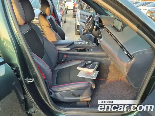 Genesis GV70 2021 — ფოტო 15/20