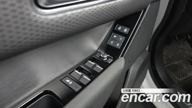 Land Rover Range Rover Velar 2023 — ფოტო 7/36