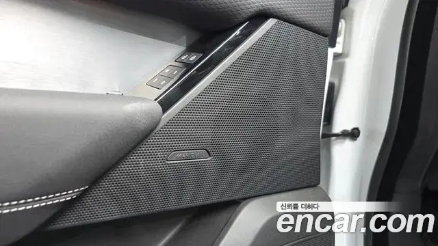 Land Rover Range Rover Velar 2023 — ფოტო 19/36