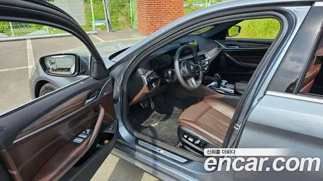BMW 5 Series 2019 — ფოტო 19/20