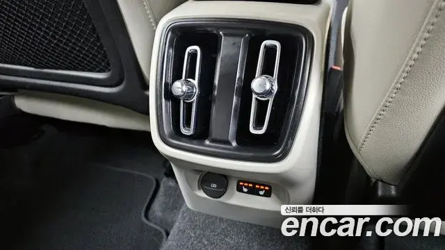 Volvo XC40 2024 — Şəkil 27/31
