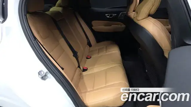 Volvo S60 2020 — Şəkil 32/40