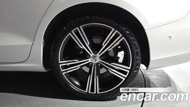 Volvo S60 2020 — Şəkil 18/40