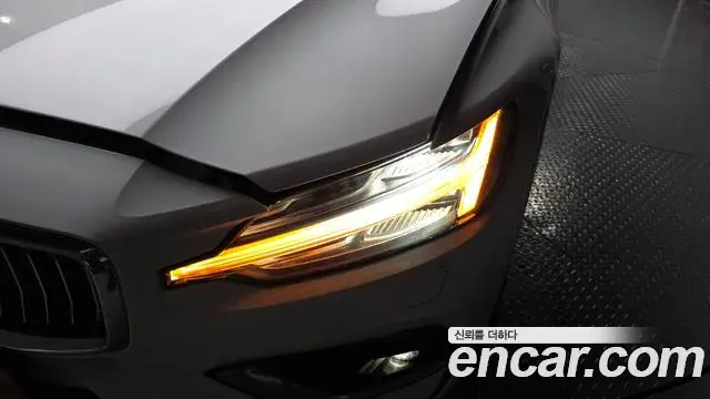 Volvo S60 2020 — Şəkil 35/40