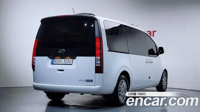 Hyundai Staria 2023 — ფოტო 17/36