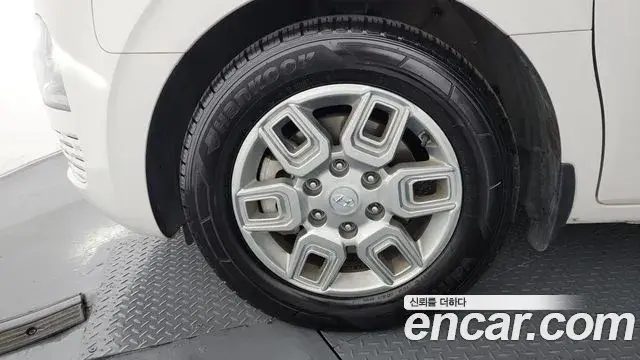 Hyundai Staria 2023 — ფოტო 28/36