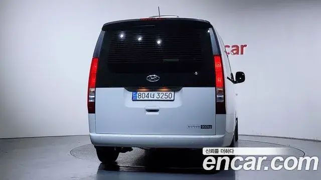Hyundai Staria 2023 — ფოტო 16/36