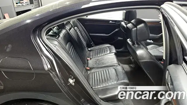 Volkswagen Passat GT 2018 — Photo 28/30