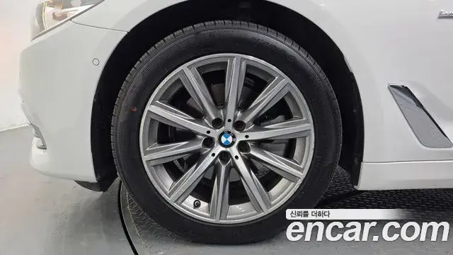 BMW 5 Series 2018 — Фото 4/20