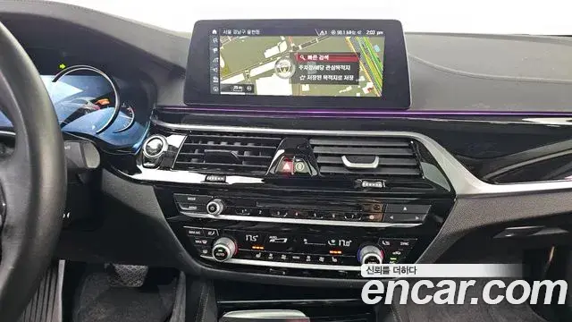 BMW 5 Series 2018 — Фото 12/20