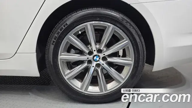 BMW 5 Series 2018 — ფოტო 34/34