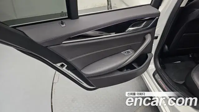 BMW 5 Series 2018 — ფოტო 21/34