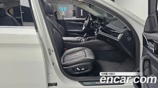 BMW 5 Series 2018 — ფოტო 29/34