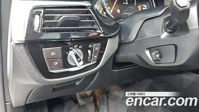 BMW 5 Series 2018 — ფოტო 24/34