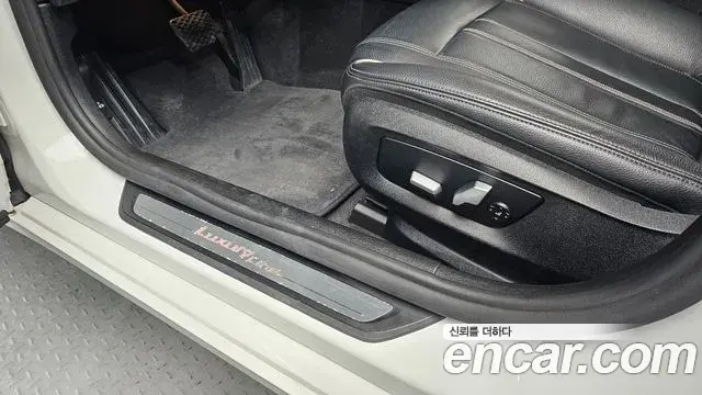 BMW 5 Series 2018 — ფოტო 23/34